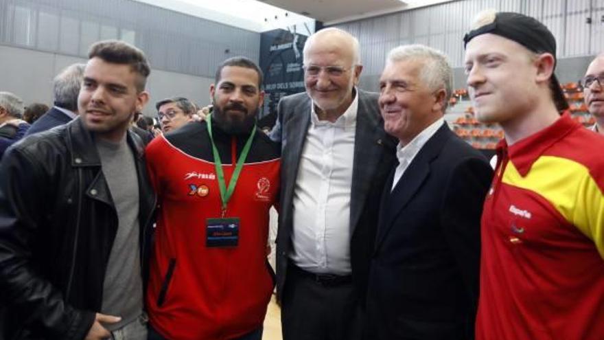 Juan Roig con deportistas durante la gala del proyecto de Fomento de Deportistas.