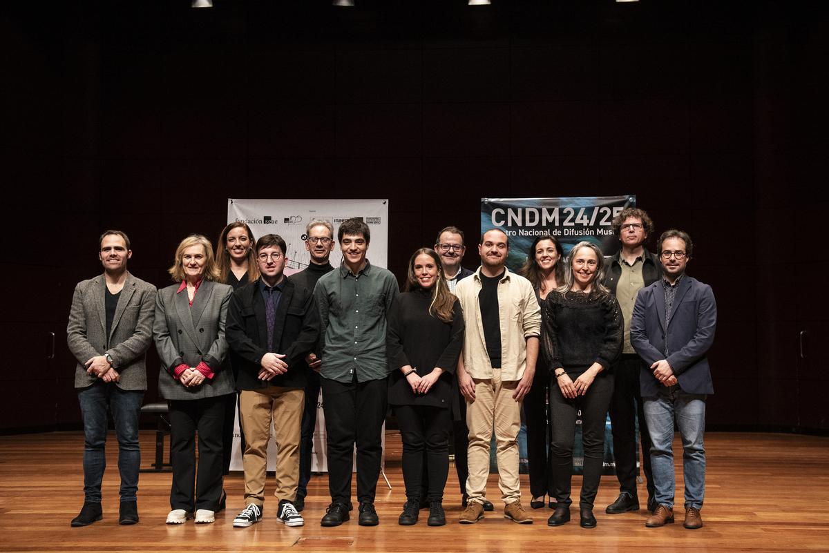 Los galardonados en el Premio Jóvenes Compositores y los miembros del jurado