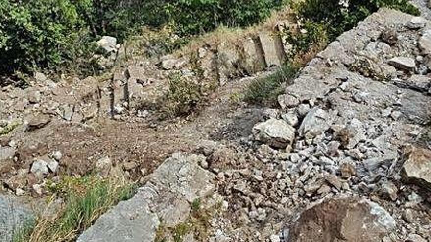 El despreniment de rocs ha fet malbé el camí entre les capelles de Sant Jaume i dels Dolors