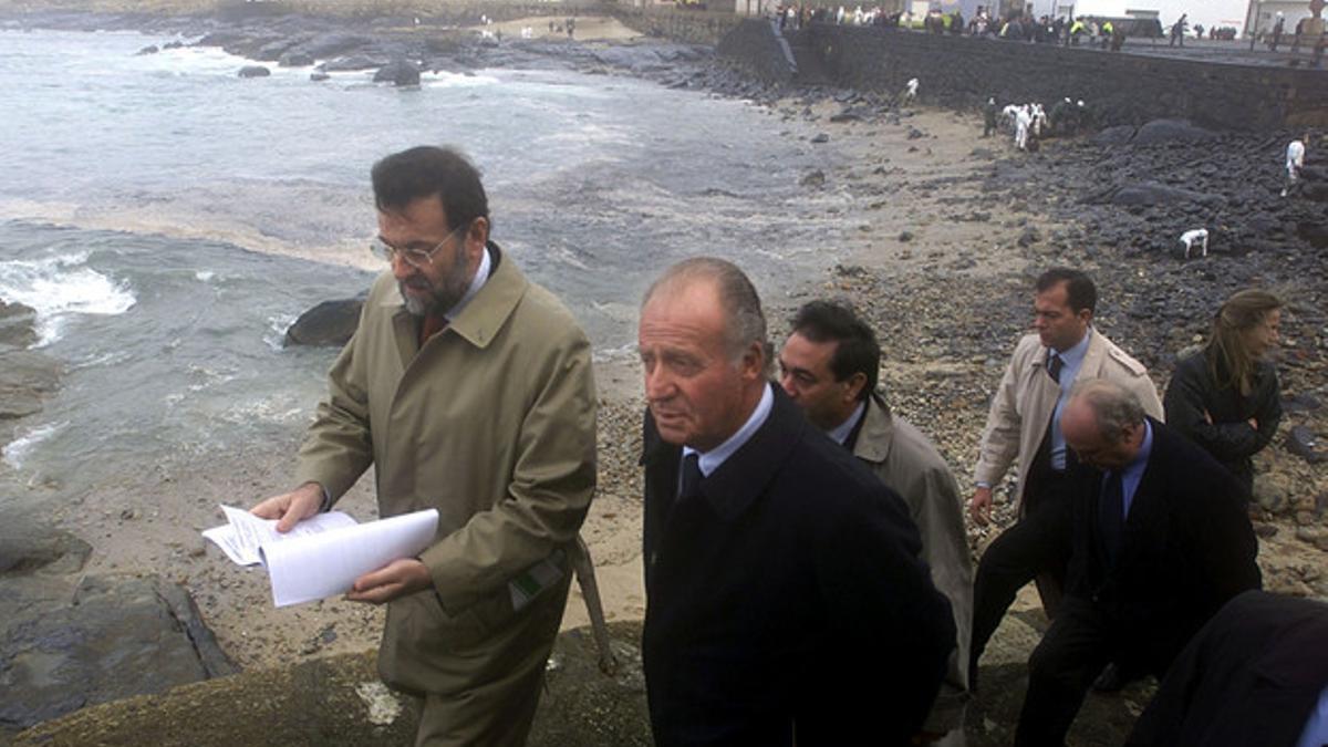 Mariano Rajoy, junto al Rey, visita Muxía, afectada por el vertido del 'Prestige', el 2 de diciembre del 2002.