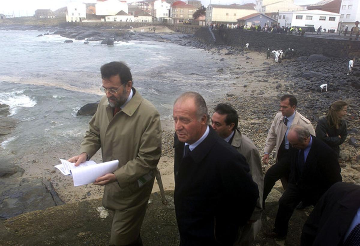 Mariano Rajoy, amb el Rei, visita Muxía, afectada pel vessament del ’Prestige’, el 2 de desembre del 2002