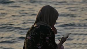 Una joven con velo en Akaba, Jordania. 