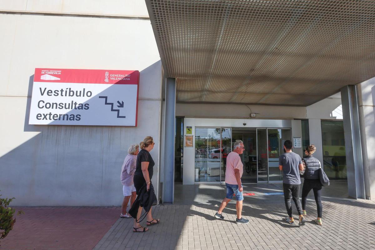 Acceso a consultas externas del Hospital Universitario de Torrevieja