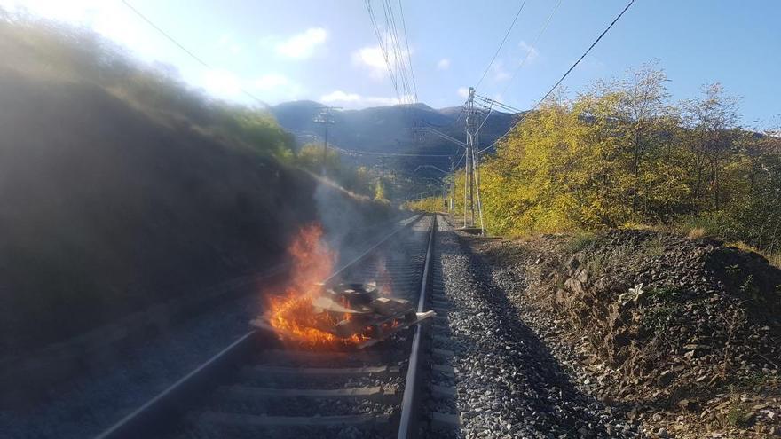 Imatge de l&#039;incendi a les vies a Puigcerdà