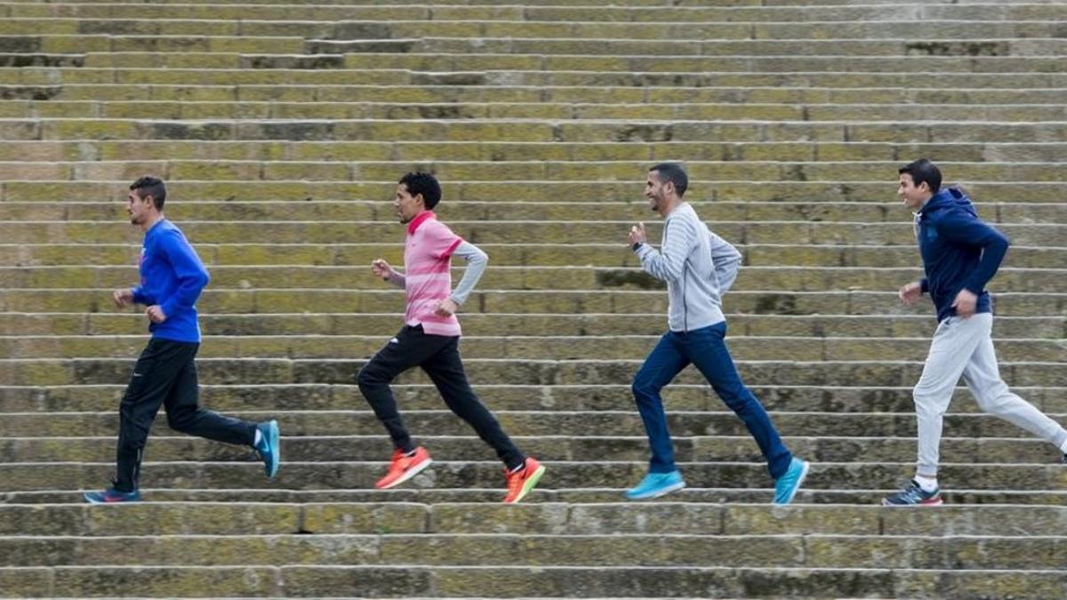 Los  atletas españoles de orígen marroquí Fifa, Lamdassem, Merzogui y Mechaal, al trote por las eslcaeras en Montjuïc.