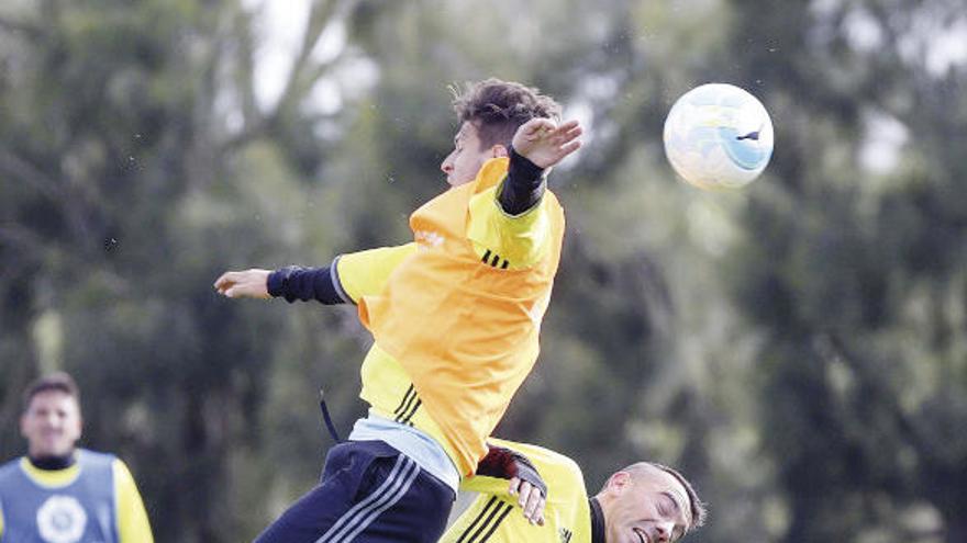 Radoja y Aspas pugnan por un balón en el entrenamiento celebrado ayer por el Celta en Montevideo. // La Liga World