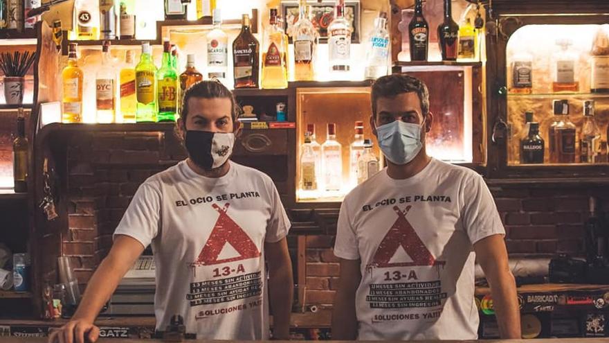 Néstor y Álex, del pub Terra, con las camisetas anunciando la acampada dl ocio nocturno en València, que se inicia este martes