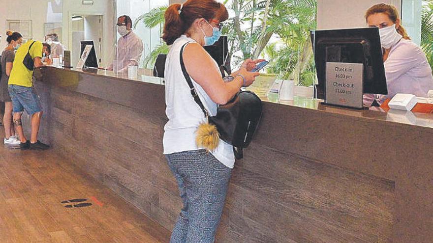 Una mujer, durante el &#039;check-in&#039; en un hotel de la cadena Riu.