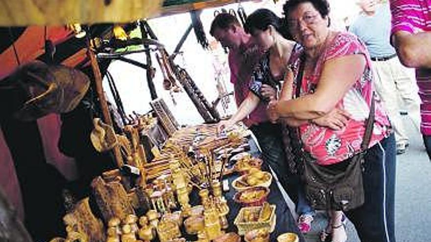 Visitantes, ayer, en un puesto de artesanía del mercado medieval de Salinas.