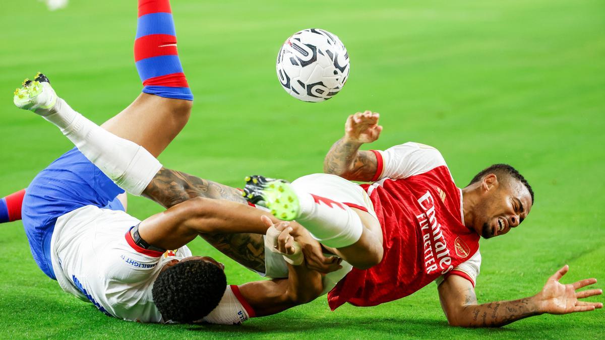 26 July 2023, US, Inglewood: Barcelona's Ronald Araujo (L) and Arsenal's Gabriel Jesus (R) battle for the ball during the pre-season friendly soccer match between FC Barcelona and Arsenal FC at SoFi Stadium. Photo: Ringo Chiu/ZUMA Press Wire/dpa