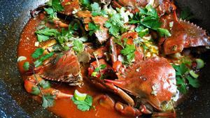 El cangrejo invasor del Delta cocinado a la manera de Singapur.