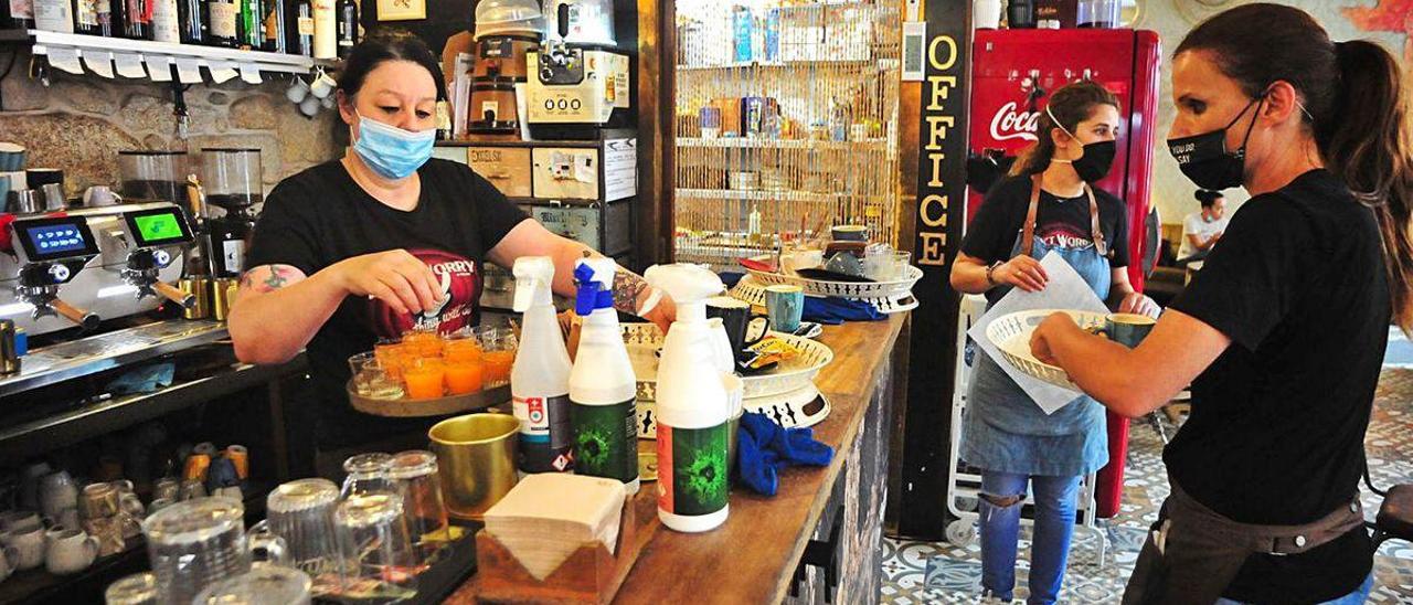 Al menos durante una semana queda prohibido el consumo en las barras de los bares.