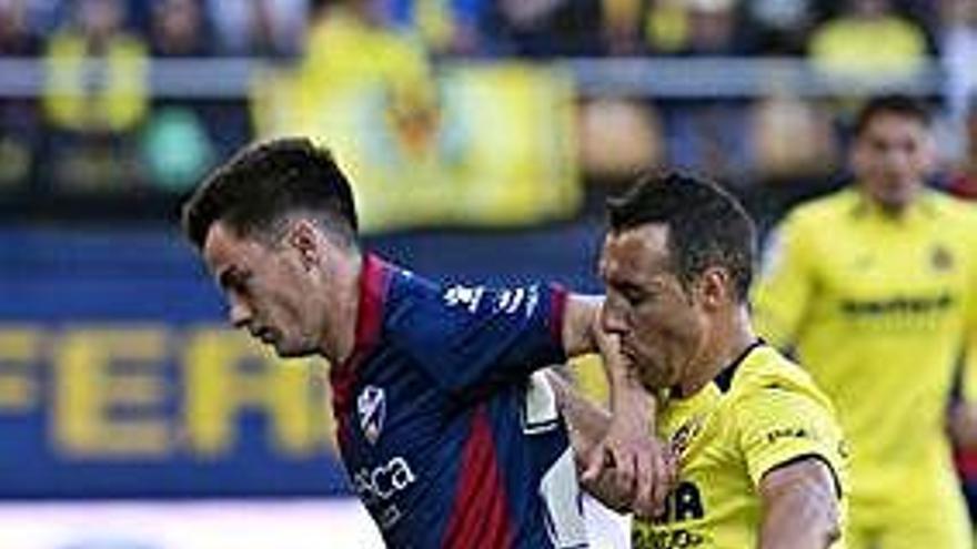 Cazorla pugna con un jugador del Huesca.