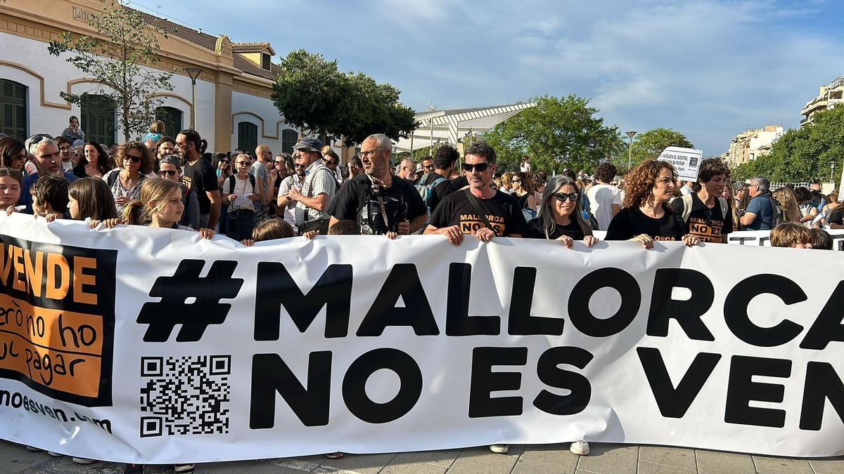 Miles de personas llenan las calles del centro de Palma por el derecho a la vivienda y contra la masificación turística.