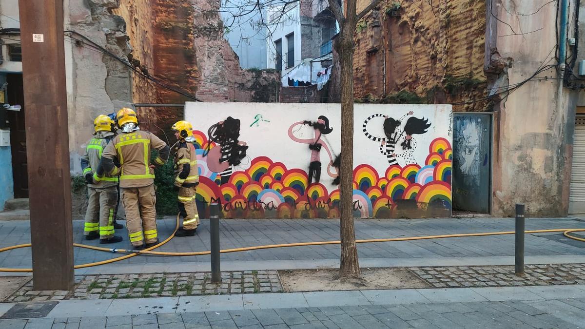 Diversos efectius de Bombers treballen en un incendi de vegetació al carrer de la Mel de Manresa