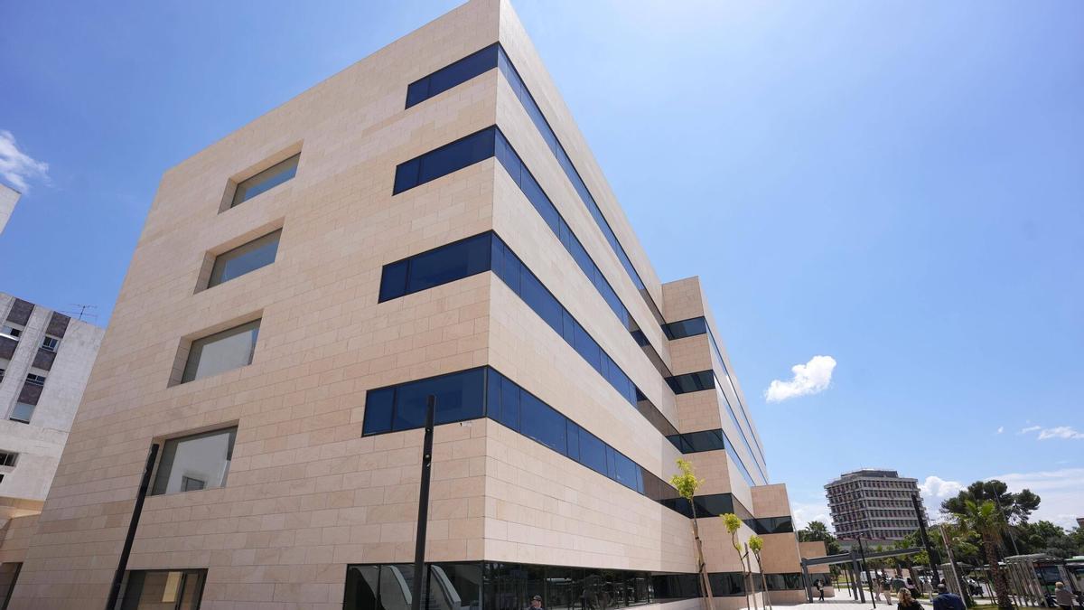 Edificio de las consultas externas del Materno del Reina Sofía.
