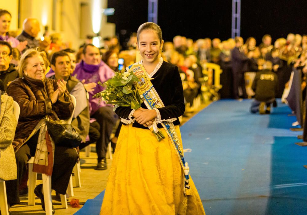 Los festeros de Benidorm homenajean a su patrona en la Ofrenda de Flores