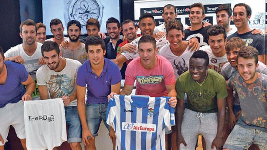 Chando, sujetando la camiseta del Atlético Baleares, posa ayer con el resto de sus compañeros en Porto Pi.