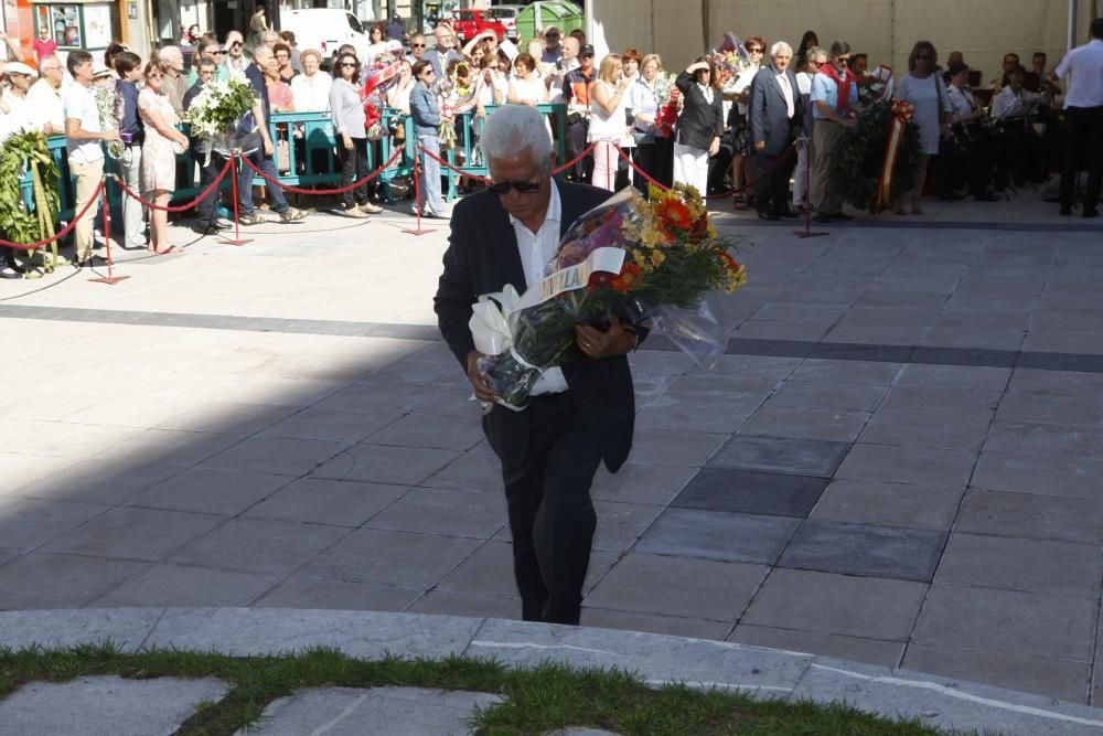 Ofrenda floral a Jovellanos en Gijón