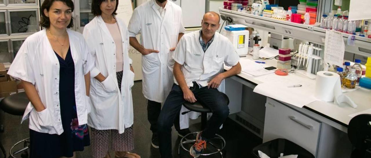 Gwendolyn Barceló, Dora Romaguera, Carlos Juan y Cristòfol Vives, en las instalaciones del IdISPa en el hospital de Son Espases.