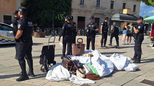 Operativo policial contra la venta ambulante ilegal en el Parc de la Mar.