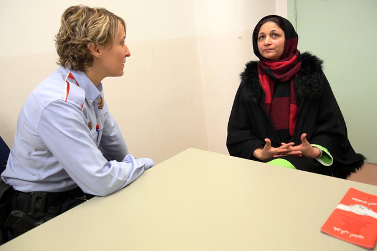 Shabana, una víctima de violència de gènere, amb una mossa d’esquadra.