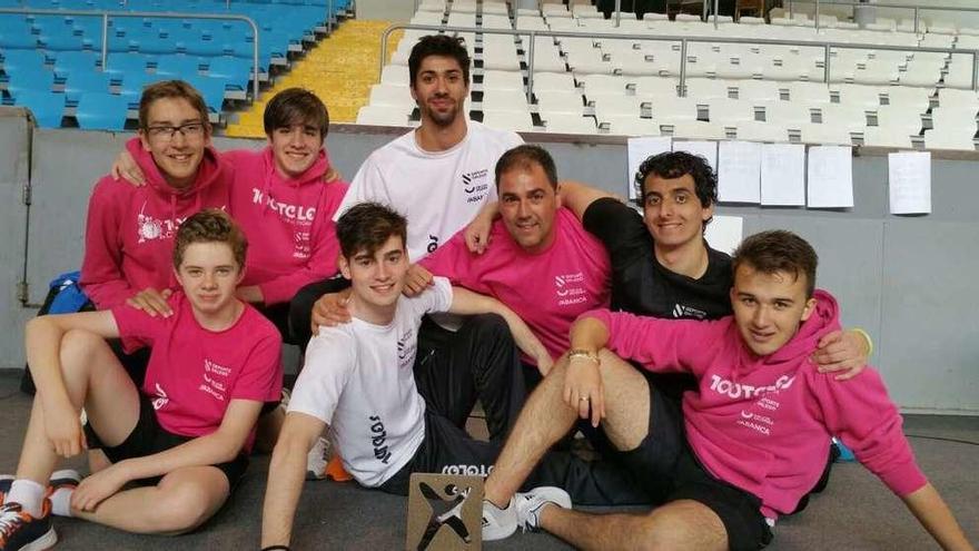 Cristóbal Rodríguez, al fondo con camiseta, y Manel Villadóniga, a su derecha, con el equipo masculino.