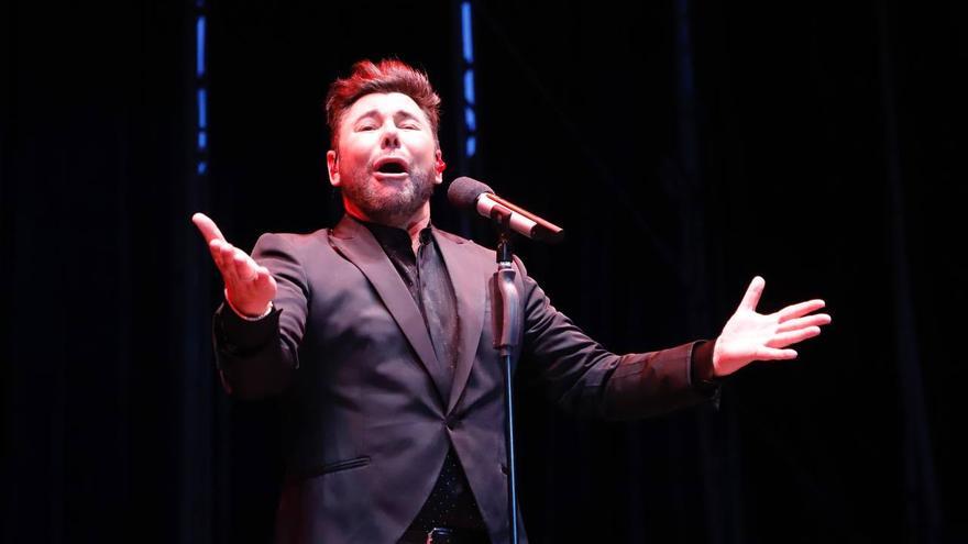 Miguel Poveda salda en la Axerquía su deuda con Córdoba y Lorca