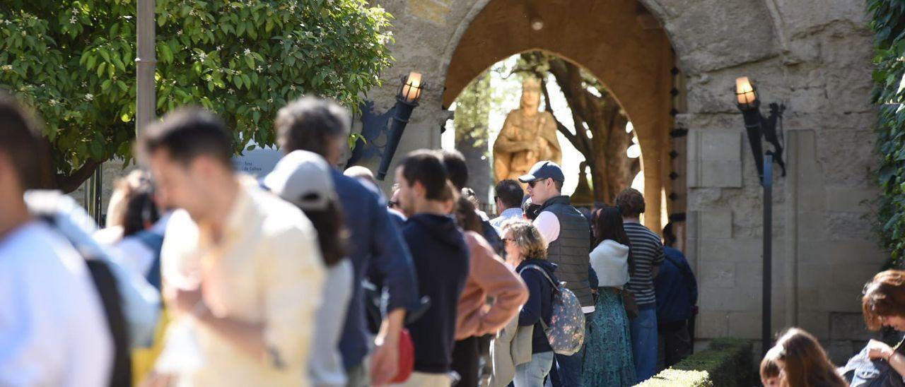 Colas de visitantes para acceder al Alcázar de los Reyes Cristianos.