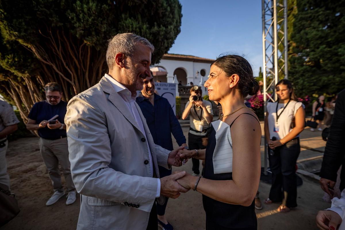 Jaume Collboni, alcalde de Barcelona saluda a Leticia Martín, directora del Teatre Grec