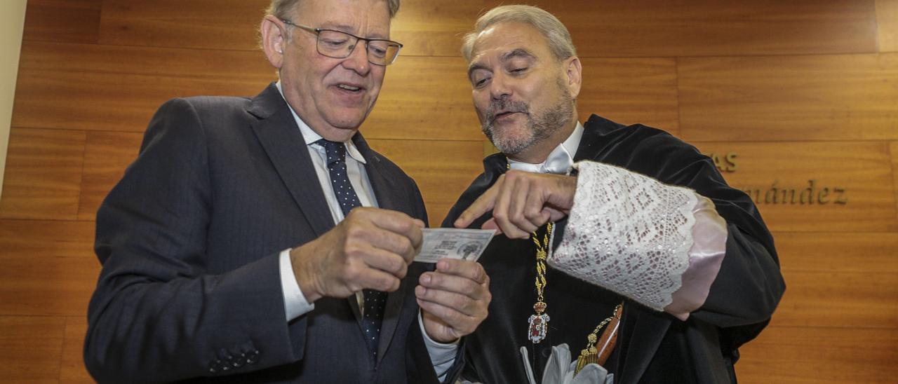El presidente de la Generalitat, Ximo Puig, con el rector de la UMH, Juanjo Ruiz, en la apertura del curso 2022-2023