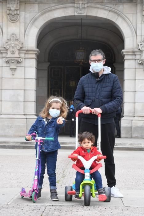 Primera salida de los niños a la calle en Coruña