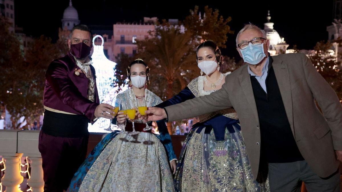 Las Falleras Mayores de València Carmen Martín y la Nerea López brindaron con el concejal Carlos Galiana y el alcalde Joan Ribó.