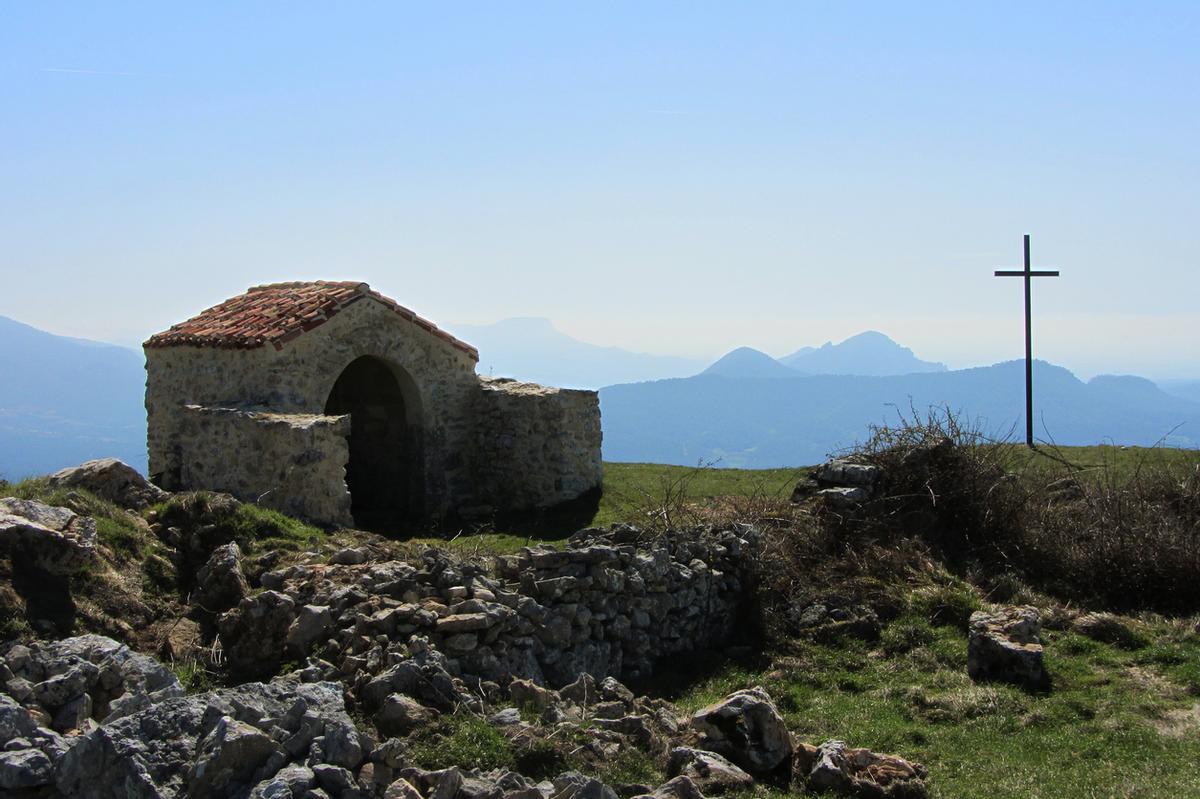 La ermita de San Roque está en uno de los paisajes más bonitos de Las Caderechas.