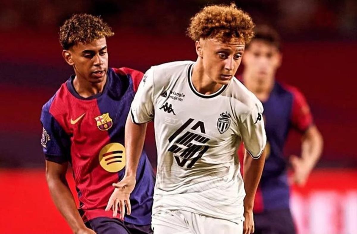 Lamine Yamal, disputando un balón con Ben Seghir durante el Trofeu Joan Gamper