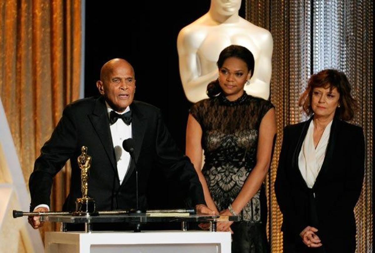 Harry Belafonte junto a la presentadora, Susan Sarandon, en los Governor's Awards 2014