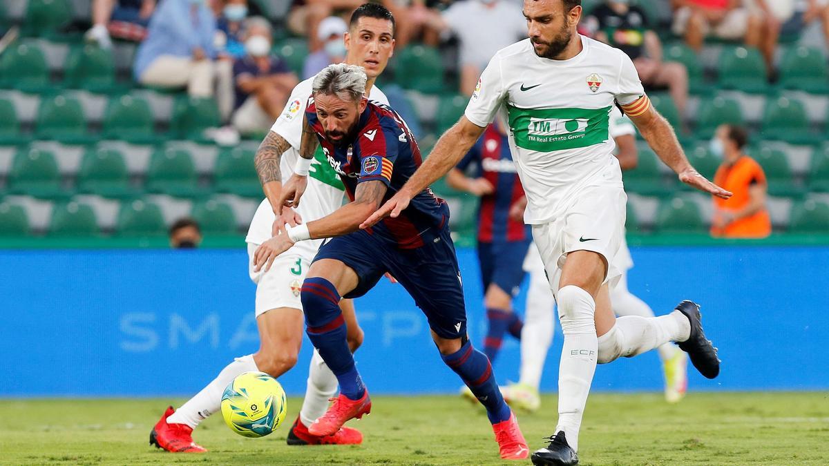 Morales, ante Roco y Verdú, en una acción del Elche-Levante.