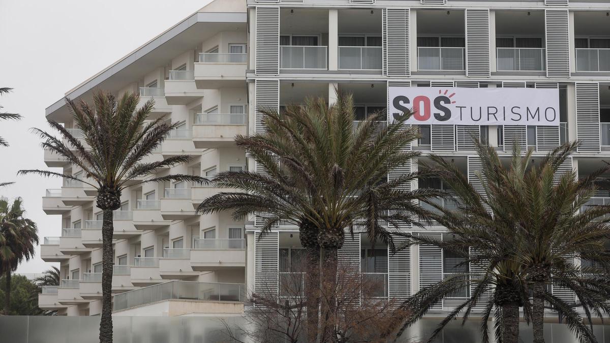 Arranca la campaña SOS Turismo: los hoteles y negocios turísticos de Mallorca ya lucen las pancartas con su lema