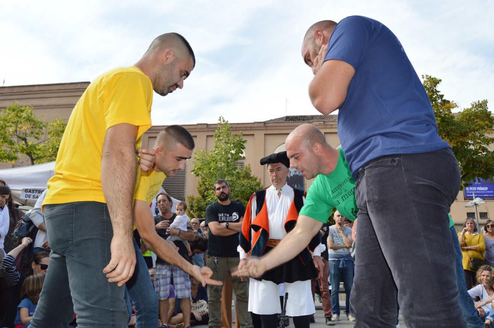 La Mediterrània esclata en un dissabte d''espectacles originals i molta gent al carrer