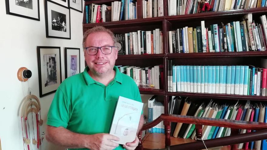Jaime Aguilera, esta semana en su casa con su nueva novela, La luz otorgada.
