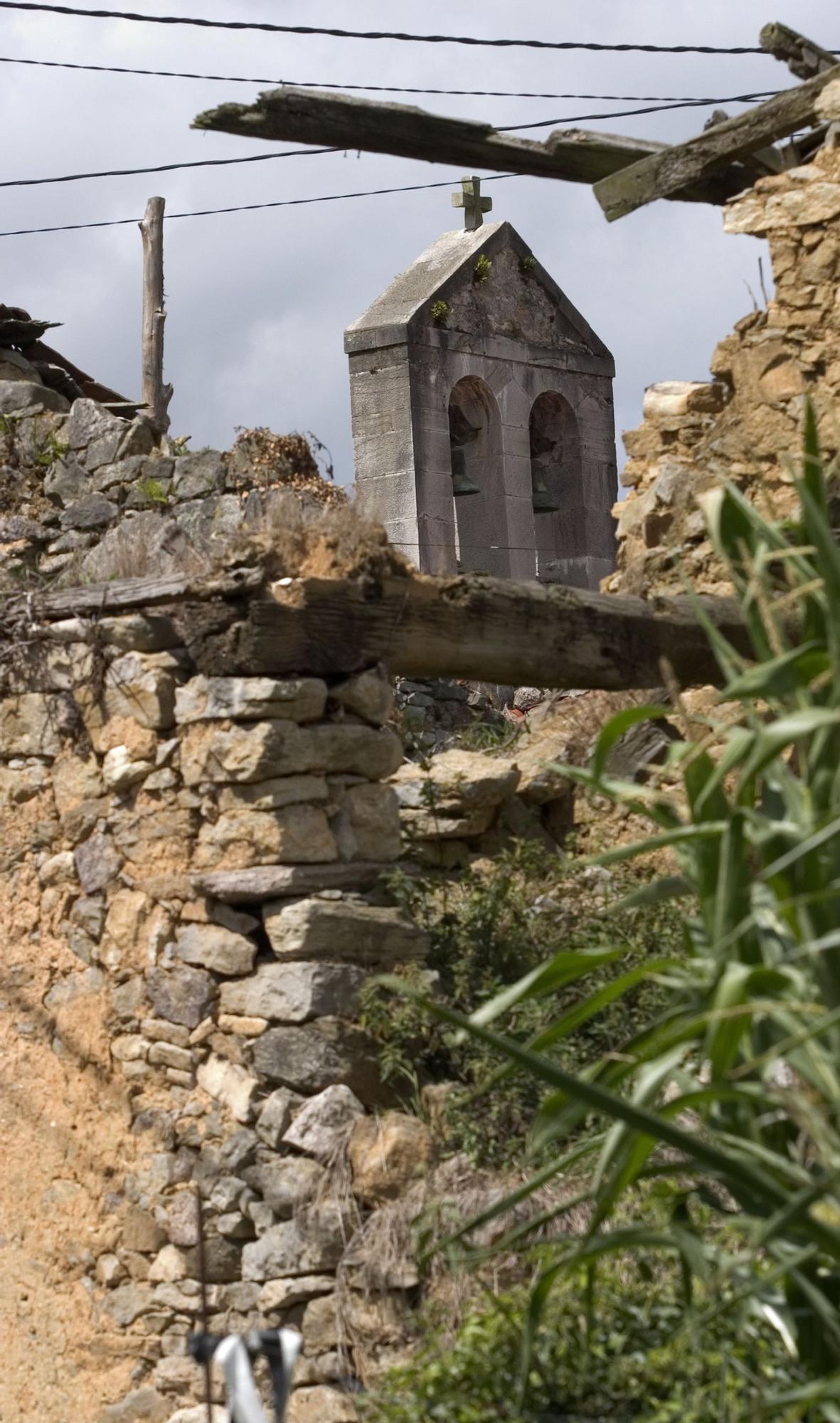 Una de las casas en ruinas de Viescas (Salas).