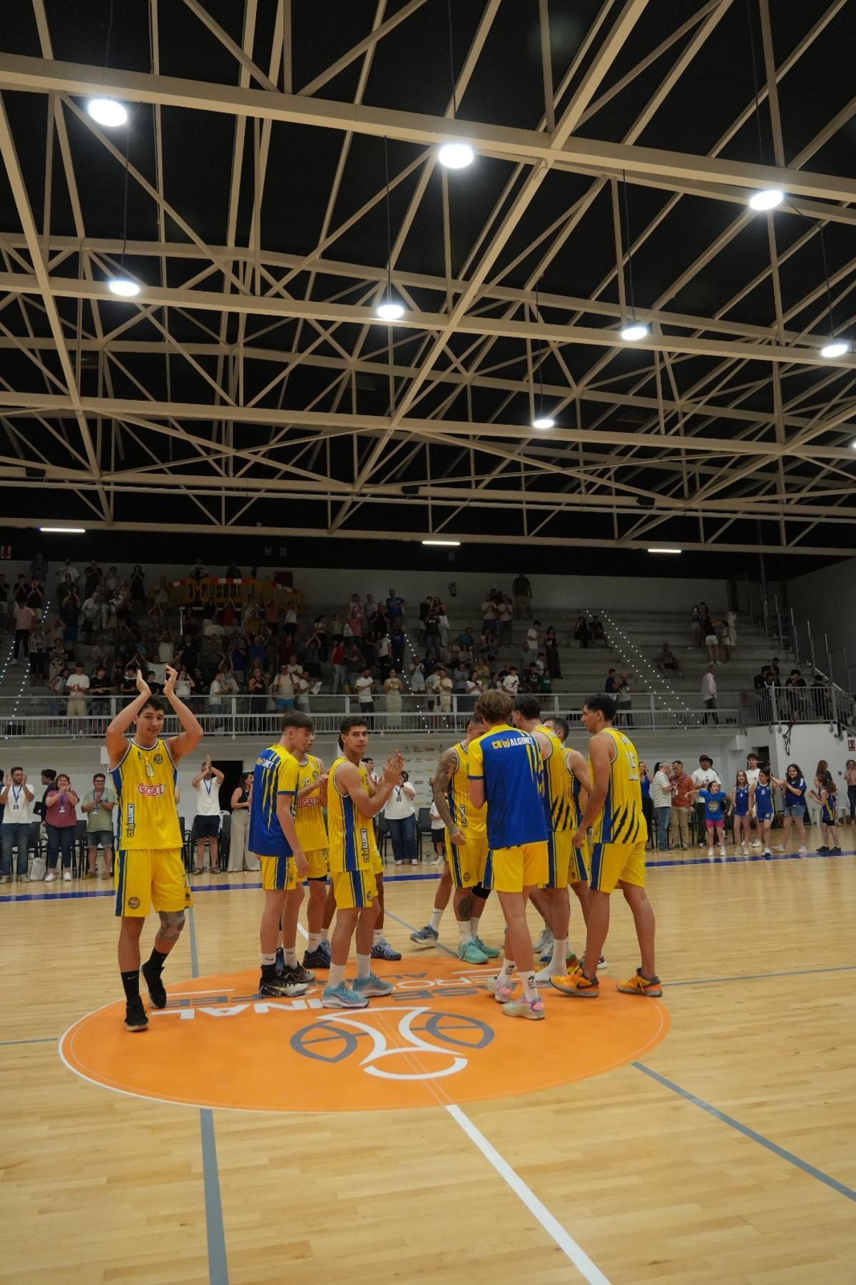 Los jugadores del CB Alginet saludan desde el centro de la pista.