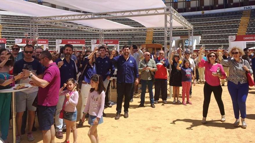 Los almendralejenses participan del brindis