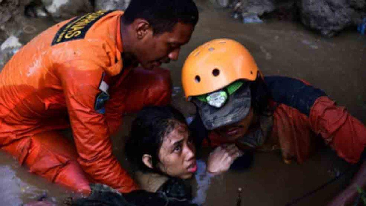 Socorristas evacúan a Nurul, de 15 años, que quedó atrapada bajo la runa durante dos días