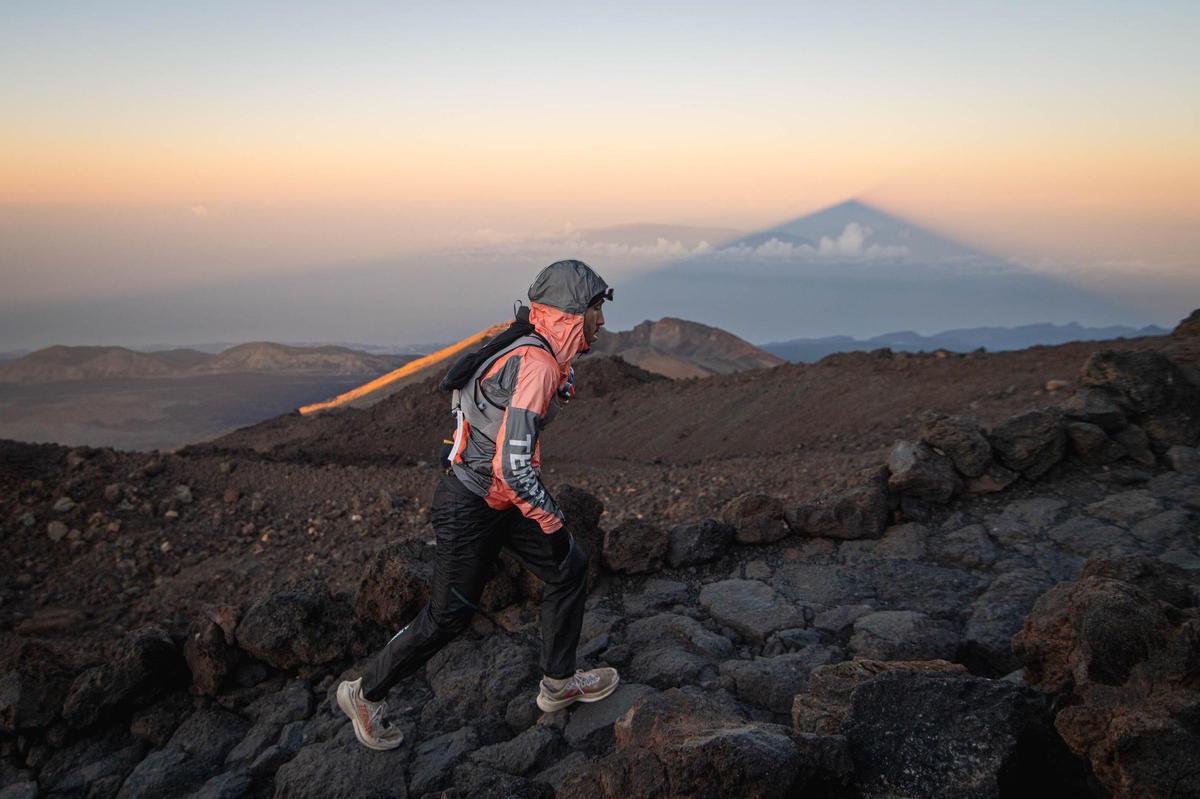 Un participante en la última edición de la Tenerife Bluetrail, a su paso por el Teide.