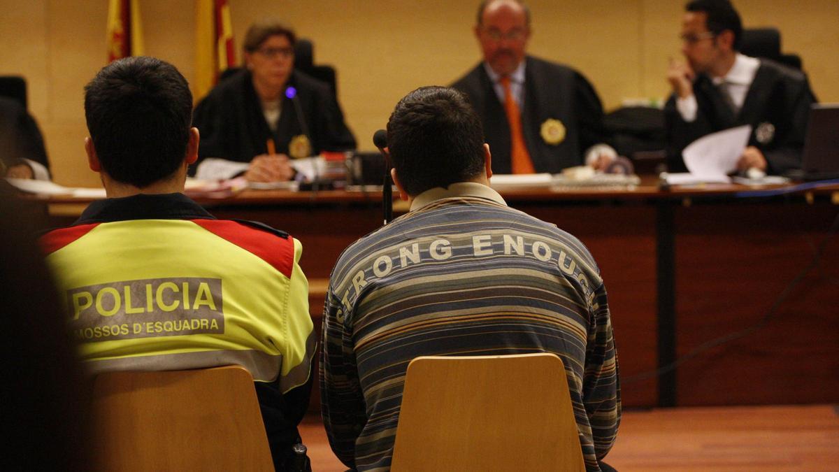 L'acusat durant el judici per abusar de 17 nens a l'Audiència de Girona l'any 2015.