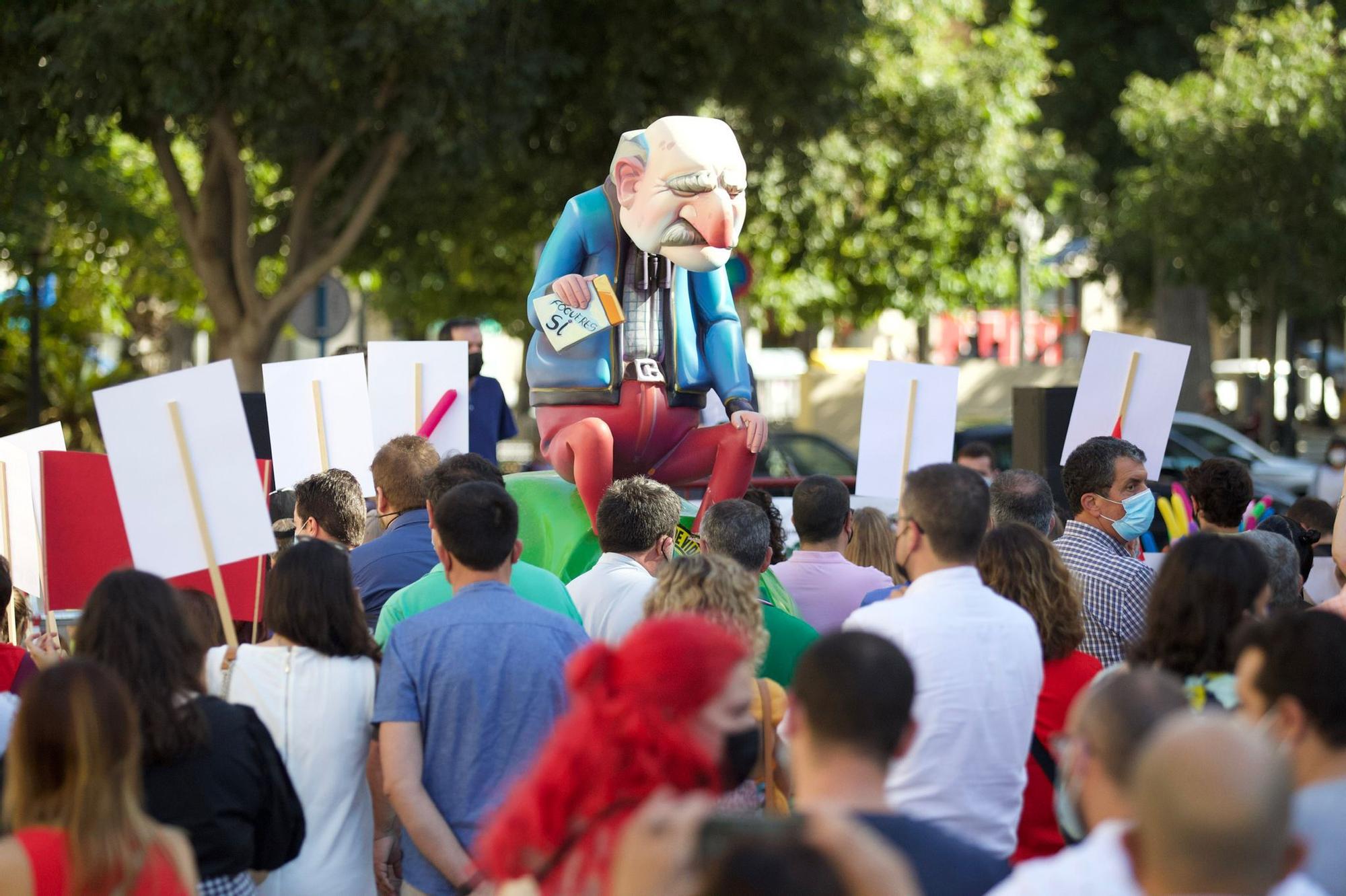 Cerca de 200 personas cargan en Alicante contra la Ley de Plurilingüismo