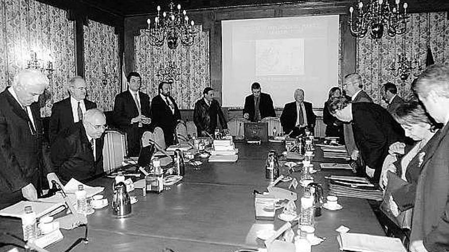 El inicio de la reunión del consejo de administración de El Musel del 4 de enero de 2005, con Vicente Álvarez Areces, segundo por la izquierda, entre el director general de la Autoridad Portuaria, José Luis Díaz Rato, y Rexach.