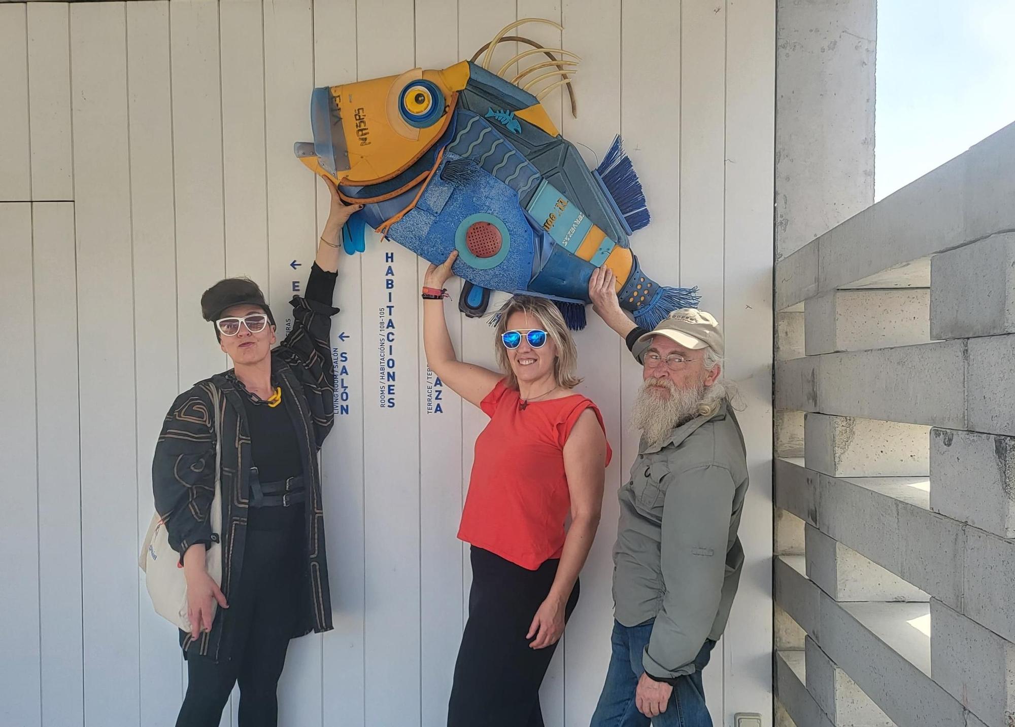 Membros de Retoque Retro amosando unha das súas obras no Bela Fisterra