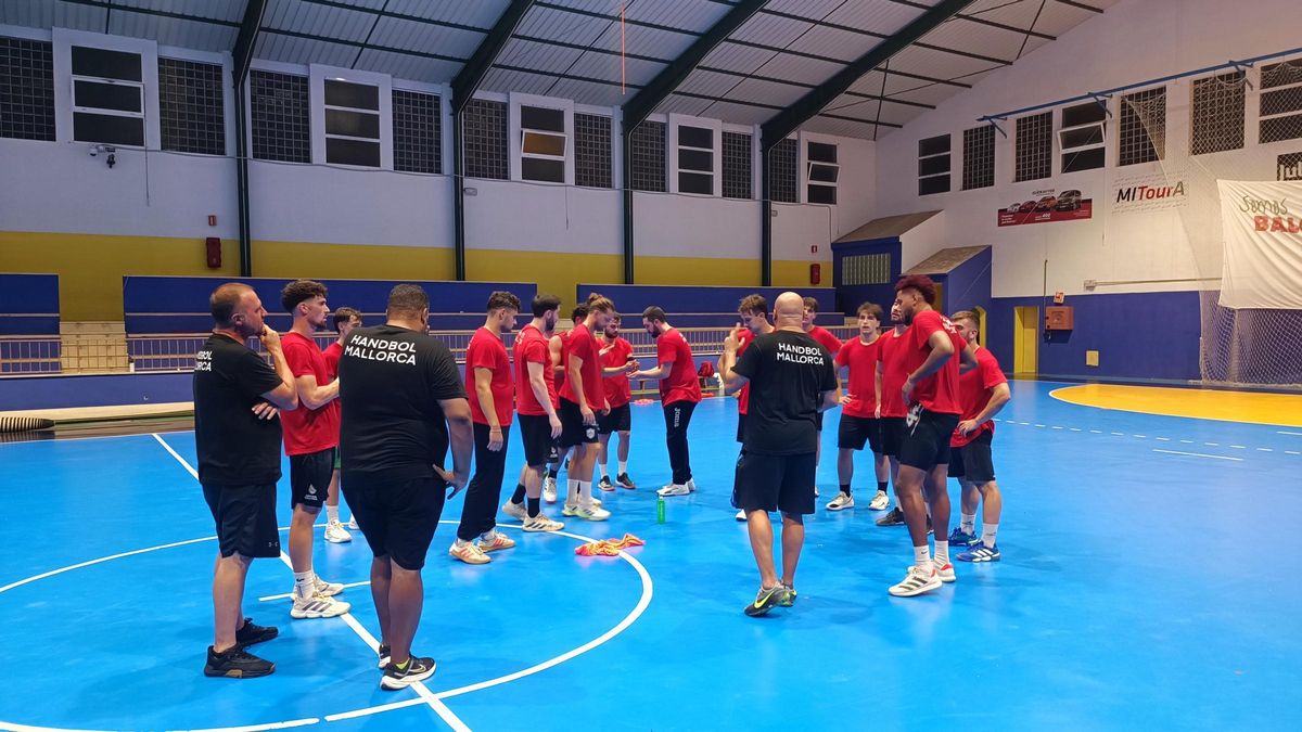 Sergio Sevilla dirige el primer entrenamiento del Handbol Mallorca.